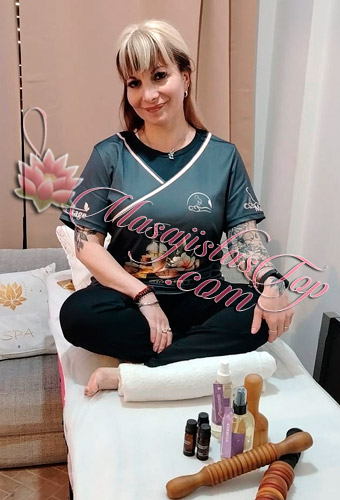 Masajista Carolina Masajes Relax en Tribunales Caba Masajistas Buenos Aires Argentina Masajes Carolina Masajista en Tribunales. Masajes relajantes y descontracturantes los cuales combinan suavidad, calidez y un toque de misterio. Cada sesión está pensada para reconectarte con tu cuerpo, sin prisa y sin juicios. Relájate. Respira. Siente. Servicio de ducha. Reserva de turnos. Masajista en Tribunales Caba Buenos Aires Argentina Masajes Masajistas Top