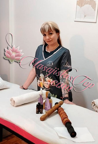 Masajista Carolina Masajes Relax en Tribunales Caba Masajistas Buenos Aires Argentina Masajes Carolina Masajista en Tribunales. Masajes relajantes y descontracturantes los cuales combinan suavidad, calidez y un toque de misterio. Cada sesión está pensada para reconectarte con tu cuerpo, sin prisa y sin juicios. Relájate. Respira. Siente. Servicio de ducha. Reserva de turnos. Masajista en Tribunales Caba Buenos Aires Argentina Masajes Masajistas Top