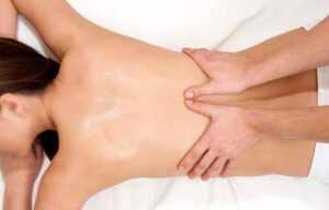 El masaje para el dolor lumbar causas, tratamientos y soluciones Aproximadamente 30 huesos pequeños que forman la columna son muy livianos e increíblemente fuertes. Pero cuando esta delicada hebra de huesos poderosos se sale de su lugar o experimenta una tensión innecesaria, puede ser muy doloroso. Su espalda baja aloja la parte lumbar de su columna y soporta el peso de su torso mientras se flexiona para adaptarse a todo lo que hace a lo largo del día. El dolor lumbar es en realidad la principal razón de discapacidad relacionada con el trabajo en todo el mundo. Esto deja su espalda baja vulnerable a la degeneración o lesiones, lo que puede provocar un dolor que va desde frustrante hasta insoportable.