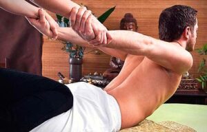 masaje-yoga Los beneficios de combinar el yoga con la terapia de masaje El yoga y el masaje son dos de las prácticas de bienestar más populares, y si su instinto le dice que las combine, definitivamente está en lo cierto. El yoga y el masaje son en realidad más similares de lo que piensas. Ambas prácticas desintoxican y oxigenan el cuerpo aumentando el flujo sanguíneo; ambos pueden aumentar la flexibilidad y el rango de movimiento; y ambos son excelentes para aliviar el estrés. ¿Y sabías que el yoga es en realidad un tipo de automasaje? ¡Es cierto! El torcer, doblar y doblar que tiene lugar durante el yoga en realidad masajea los órganos internos, lo que lo convierte en una excelente manera de promover suavemente su función saludable.