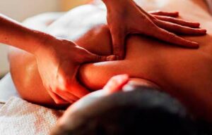 masaje-de-tejido-profundo Todo lo que necesita saber sobre el masaje de tejido profundo El masaje de tejido profundo es una forma popular y efectiva de disminuir el dolor y restaurar el movimiento en músculos y articulaciones acalambrados. Si tiene dolor crónico, espasmos musculares, se está recuperando de una lesión o está lidiando con una tensión de uso repetitivo , el masaje de tejido profundo puede ser su primera opción. Su terapeuta de masaje usará movimientos lentos y concentrados para aumentar el flujo sanguíneo, liberar áreas donde el músculo y la fascia pueden estar "pegados" entre sí y restaurar el tono muscular normal. Libres de restricciones y bien alimentados con oxígeno y nutrientes del mejor suministro de sangre, sus músculos pueden reanudar su actividad normal. Hay docenas de técnicas diferentes que se consideran masajes de tejido profundo, incluida la liberación miofascial, la técnica de liberación activa, la terapia neuromuscular y la terapia de puntos gatillo.