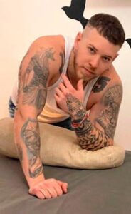 Tayrone Masajista Profesional Masculino en Belgrano Especialista en masajes relajantes y descontracturantes realizados en camilla o tatami. Disfruta de un momento de relajación y la mejor energía. Atención en consultorio, domicilio y hoteles turismo. Atención a ambos sexos Reserva de turnos. Masajistas Masculinos Hombres en Belgrano CABA Buenos Aires Argentina Masajes Masajisas Top