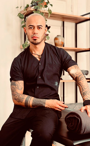 Charlie Masajista Masculinos Hombres Recoleta. Masoterapeuta Brindo sesiones de masajes cuerpo completo con una duración de 50 minutos, en un espacio seguro y privado. Masajes Descontracturante, Relajante. De Descarga. Higiene muscular. Cérvico Craneal. Piedras Calientes. Masaje en Silla. Velo terapia. Mi mayor compromiso es brindar un servicio óptimo para cumplir las necesidades de cada paciente. También atención en domicilios y hoteles de turismo. Atención ambos sexos. Servicio de ducha. Reserva de turnos. Solo respondo mensajes por WhatsApp. Masajistas en Recoleta Caba Buenos Aires Argentina Masajes Masajistas Top