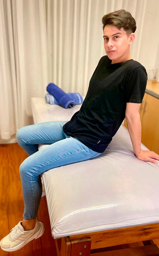 Federico Masajista Masculinos Hombres Tribunales. Masajes relajantes, descontracturantes, sedativos. Te invito a vivir una sesión única donde tu cuerpo entrará a un relax al 100%. Te recibo en mi espacio particular y también atención en domicilios y hoteles de turismo. Servicio de ducha. Atención solo hombres. Reserva de turnos. Masajistas en Tribunales Caba Buenos Aires Argentina Masajes Masajistas Top