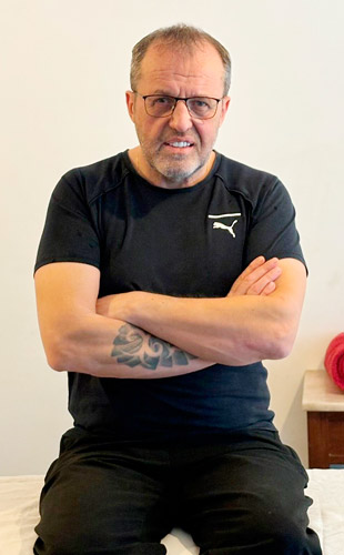 Sergio Masajista Masculinos Hombres Palermo. Recupere su cuerpo y equilibrio emocional con un masaje profesional. Más de 10 años de experiencia. El masaje se realiza utilizando una técnica única rusa. Masaje de salud general — restauración profunda de los músculos y mejora de la circulación sanguínea. Descontracturante — alivio de la tensión y bloqueos musculares. Drenaje Linfático — activación de procesos metabólicos y eliminación del exceso de líquidos. Masaje Deportivo — aumento de la resistencia y recuperación rápida después del entrenamiento. Relajante — relajación profunda y reducción del estrés. Masaje anticelulítico — combate efectivo contra la "piel de naranja". Reflexología — estimulación de puntos en los pies para mejorar el funcionamiento de los órganos internos. Lugar ambientado y climatizado. También atención en domicilios y hoteles de turismo. Atención ambos sexos. Servicio de ducha. ¡Reserve su sesión ahora y sienta la diferencia! Masajistas en zona Palermo Caba Buenos Aires Argentina Masajes Masajistas Top