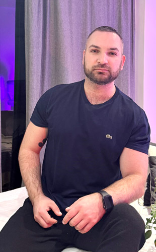 Gor Masajista Masculinos Hombres Recoleta. Me especializo en masajes relajantes y descontracturantes destinados a aliviar completamente el estrés y restablecer la energía. Sesiones individuales de masaje sólo para hombres. Qué puede esperar: Profundas sensaciones táctiles y relajación profunda. Ambiente de primera: camilla de masaje, sábanas descartables, aceites y cremas hipoalergénicos. Servicio de Ducha, música relajante, té, café. Higiene, privacidad y comodidad absolutas. También atención en domicilio y hoteles de turismo. Un masaje donde la técnica se encuentra con la confianza y la atención al cuerpo. El resto lo sentirá usted mismo. Sólo con cita previa. Consultar solo por Whatsapp. Llamados y video llamadas no serán respondidas. Masajista en Recoleta Caba Buenos Aires Argentina Masajes Masajistas Top