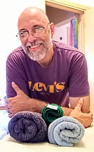 Roberto Masajista Masculinos Hombres Villa Urquiza. Masajes relajantes, descontracturantes y sedativos. En la época actual, los masajes son vitales para aliviar el cuerpo y encontrar paz mental, mientras mejoran la circulación. No lo dudes, reserva una sesión y vive una experiencia única. Te recibo en mi espacio con ambiente climatizado para tu relax y también atención en hoteles de turismo y domicilio. Servicio de ducha. Atención solo hombres. Reserva de turnos. Masajistas en Villa Urquiza Caba Buenos Aires Argentina Masajes Masajistas Top