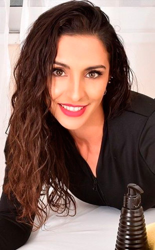 Ursula Masajista en Recoleta. Hola, soy experta en ofrecerte bienestar y cuidado en cada encuentro. Mi personalidad simpática y mi discreción garantizan que te sientas cómodo y relajado desde el primer momento. Con cada toque de mis manos, busco despertar tus sentidos y llevarte a un viaje de calma y descubrimiento. Estoy aquí lista para hacer que cada instante sea especial. Te recibo en mi espacio y también atención en hoteles de turismo. Servicio de ducha y ambiente climatizado. Atención ambos sexos. Reserva de turnos. Masajistas en Recoleta Caba Buenos Aires Argentina Masajes Masajistas Top