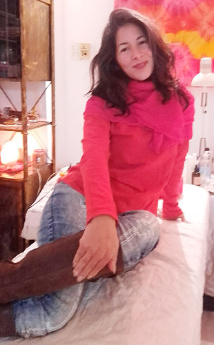Eva Masajista en Flores Masajista Terapéutica, mi atención es en camilla. Te brindo la mejor sesión de Masajes descontracturantes, relajantes y antiestrés. Shiatsu. Tui-na es para equilibrar el QI y eleva la energía vital. Reflexivos Podal. Balines. Californiano. Aceites Aromáticos. Piedras Calientes. Date un mimo un momento de Relax a puro placer para desconectar de las tensiones diarias. Masaje Holístico para una perfecta salud física y emocional. Consultorio particular confortable. Servicio de ducha. Reserva de Turnos. Masajistas en Flores Caba Buenos Aires Argentina Masajes Masajistas Top