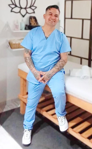 Eloy Masajista Masculinos Hombres Pilar. Realizo masajes descontracturantes y relajantes. Atiendo en mi espacio privado ambientado, discreto y con todas las medidas de seguridad e higiene. La sesión se brinda en un marco de privacidad, respeto, higiene y puntualidad. Atención sobre camilla. Servicio de ducha y música relajante. Atención ambos sexos. Envíame un mensaje y te cuento más. Tu consulta es bienvenida. Atención con turnos previos. Masajista en Pilar Caba Buenos Aires Argentina Masajes Masajistas Top