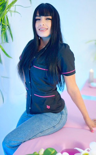 Naomi Masajista en Microcentro. Te vas a relajar como nunca y vas a volver por más. Además de ofrecerte gran variedad de masajes relajantes, masaje deportivo y de tejido profundo. Puedo ayudarte y asesorarte con depilación láser masculina, rasurado. Volví al país para darte un momento inolvidable. Mi consultorio es amplio, reservado y muy tranquilo, vas a poder relajarte y ducharte. También atención en domicilio y hoteles de turismo. Masajes con o sin aceite o crema, personalizado a tu gusto. Atención ambos sexos. Te espero con reserva previa de turnos. Te espero. Masajistas en Microcentro Caba Buenos Aires Argentina Masajes Masajistas Top