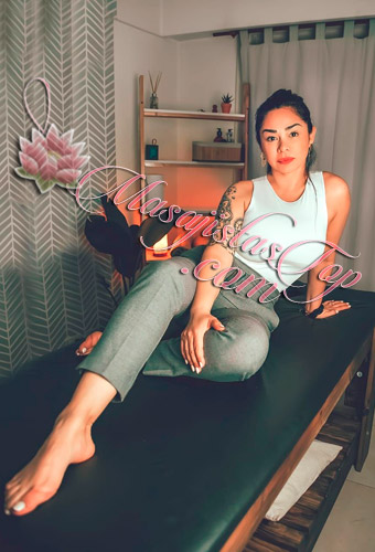 Pili Masajes Relax en Recoleta. Te invito a relajarte con mis masajes descontracturantes en un ambiente privado cálido y acogedor, donde tu cuerpo y tu mente se dejen llevar al mejor estado de relajación. Te recibo en mi espacio y también atención en domicilios y hoteles de turismo. Servicio de ducha. Reserva de turnos. Masajes en Recoleta Caba Buenos Aires Argentina Masajes Masajistas Top