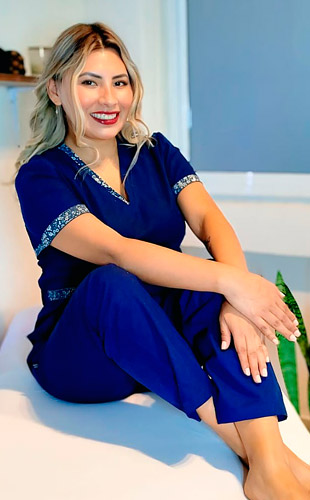 Jennyfer Masajista en Tribunales. Soy Profesional Matriculada. Realizo masajes de pies a cervical con técnicas descontracturantes, relajantes. Drenaje linfático al estilo californiano. Servicios estéticos: Cosmetología facial y corporal. Depilación definitiva. También atención en domicilios y Hoteles de turismo. Atención ambos sexos. Servicio de ducha. Reserva de turnos. Masajistas en zona Tribunales Caba Buenos Aires Argentina Masajes Masajistas Top