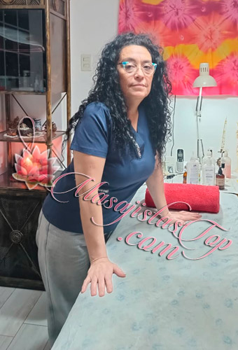 Marcia Masajista en Flores Masajista Terapéutica, mi atención es en camilla. Te brindo la mejor sesión de Masajes descontracturantes, relajantes y antiestrés. Shiatsu. Tui-na es para equilibrar el QI y eleva la energía vital. Reflexología Podal. Balines. Californiano. Aceites Aromáticos. Piedras Calientes. Date un mimo un momento de Relax a puro placer para desconectar de las tensiones diarias. Masaje Holístico para una perfecta salud física y emocional. Consultorio particular confortable. Servicio de ducha. Reserva de Turnos. Masajistas en Flores Caba Buenos Aires Argentina Masajes Masajistas Top