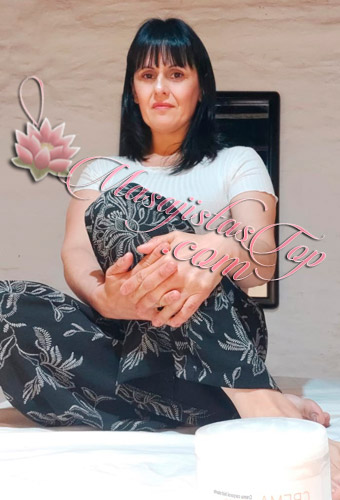 Paola Masajes Relax en Tribunales. Soy masoterapeuta profesional con matricula 12-718-40-230 Con mas de 10 años de experiencia, dedicada al bienestar integral de mis pacientes. Trabajo con una combinación de técnicas de masaje brindando alivio y recuperación con respeto y profesionalismo. Masajes descontracturantes, relajantes, circulatorios y antiestrés. Te recibo en mi espacio y también atención en hoteles de turismo y domicilios. Atiendo ambos sexos. Reserva de turnos Masajes en Tribunales Caba Buenos Aires Argentina Masajes Masajistas Top