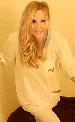 Melodi Masajista en Villa Devoto. Masajes terapéuticos, relajantes, descontracturante, sedativos. Especialista en ciático. Lumbar y cervical, reflexología, aparatología. Cromoterapia. Piedras calientes. Técnicas holísticas. Masajes Rusos. Kinesiología. Cambios energéticos. Desbloqueos. Elimino arrugas y línea de expresión con métodos no quirúrgicos, mascarilla china y láser para hombres y mujeres. Atención ambos sexos. Servicio de ducha. Reserva de turnos. Masajistas en Villa Devoto Buenos Aires Argentina Masajes Masajistas Top
