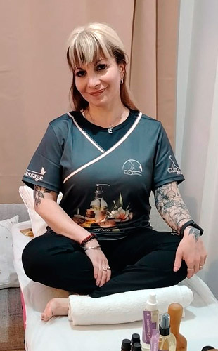 Carolina Masajista en Tribunales. Masajes relajantes y descontracturantes los cuales combinan suavidad, calidez y un toque de misterio. Cada sesión está pensada para reconectarte con tu cuerpo, sin prisa y sin juicios. Relájate. Respira. Siente. Servicio de ducha. Reserva de turnos. Masajista en Tribunales Caba Buenos Aires Argentina Masajes Masajistas Top