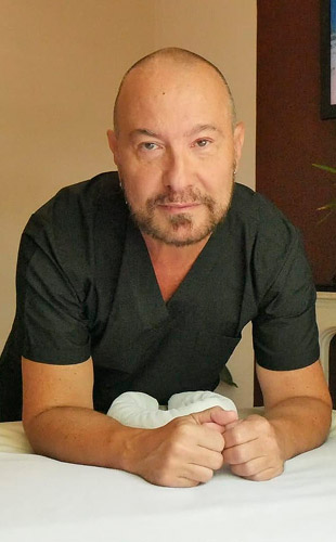 Daniel Masajista Profesional Masculino en Palermo Masajes descontracturantes, relajantes y antiestrés. Te recibo en mi lugar ambientado y climatizado e higiénico para el bienestar de tu cuerpo y logres tu mejor relax. Servicio de ducha. Atención solo hombres. Reserva de turnos. Masajistas Masculinos Hombres en Palermo CABA Buenos Aires Argentina Masajes Masajistas Top