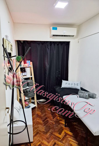 Rocio Masajista Matriculada en Microcentro. Terapeuta Matriculada. Mi especialidad son los masajes descontracturantes, relajantes, deportivos y antiestrés acompañados de elongación, culminando con un masaje muy relax. Trabajo sobre camilla o tatami. Tengo mi consultorio con todas las medidas de seguridad, higiene y privacidad. Brindo servicio de ducha, música relajante y ambiente climatizado. Solo atiendo en mi consultorio. Reserva de turnos. Masajes relax en Microcentro Caba Buenos Aires Argentina Masajes Masajistas Top