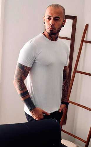 Charlie Masajista Masculinos Hombres Microcentro. Masajista Profesional. Te invito a disfrutar una experiencia de relajación profunda y conexión con tú cuerpo. Ofrezco los siguientes servicios: Masaje descontracturante. Relajante. Deportivo. Express en silla. Naturista. Cada sesión está pensada para liberar tensiones, despertar los sentidos y renovar tú energía. Reserva un momento especial Solo respondo mensajes por WhatsApp. Masajistas en Microcentro Caba Buenos Aires Argentina Masajes Masajistas Top