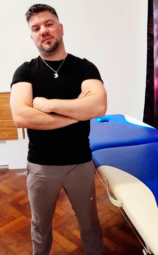 Javier Masajista Masculinos Hombres Balvanera. Masajes Holísticos. Relajantes. Descontracturantes. Corporales. Deportivos. Faciales. Naturistas. Técnicas Mixtas. Desbloqueo energía. Al ser Holísticos no solo estoy trabajando con tu físico si no también con la parte espiritual para sacar bloqueos, dolores y equilibrar la energía sacando la parte negativa. La sesión tiene una duración aproximada de 70 minutos, siempre es un poco más. También a domicilios y hoteles de turismo en Caba. Atención ambos sexos. Servicio de ducha. Reserva de turnos. Masajista en Balvanera Caba Buenos Aires Argentina Masajes Masajistas Top