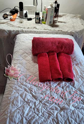 Romi Masajista en Flores Masajista Terapéutica, mi atención es en camilla. Te brindo la mejor sesión de Masajes descontracturantes, relajantes y antiestrés. Shiatsu. Tui-na es para equilibrar el QI y eleva la energía vital. Reflexología Podal. Balines. Californiano. Aceites Aromáticos. Piedras Calientes. Date un mimo un momento de Relax a puro placer para desconectar de las tensiones diarias. Masaje Holístico para una perfecta salud física y emocional. Consultorio particular confortable. Servicio de ducha. Reserva de Turnos. Masajistas en zona Flores Caba Buenos Aires Argentina Masajes Masajistas Top