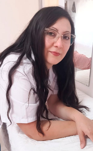 Romi Masajista en Flores Masajista Terapéutica, mi atención es en camilla. Te brindo la mejor sesión de Masajes descontracturantes, relajantes y antiestrés. Shiatsu. Tui-na es para equilibrar el QI y eleva la energía vital. Reflexología Podal. Balines. Californiano. Aceites Aromáticos. Piedras Calientes. Date un mimo un momento de Relax a puro placer para desconectar de las tensiones diarias. Masaje Holístico para una perfecta salud física y emocional. Consultorio particular confortable. Servicio de ducha. Reserva de Turnos. Masajistas en zona Flores Caba Buenos Aires Argentina Masajes Masajistas Top