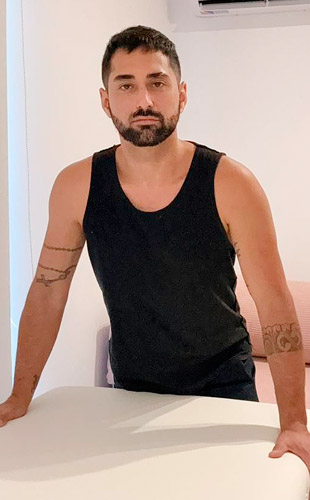 Alan Masajista Masculino en Almagro. Técnicas para tu relajación y bienestar enfocadas en brindar experiencias de relajación profunda. Trabajo en un espacio cómodo, íntimo y preparado. ¡No dudes en consultar! Te recibo en mi espacio y también en domicilios y hoteles de turismo. Atención ambos sexos. Servicio de ducha. Reserva de turnos. Masajistas Masculinos Hombres en Almagro CABA Buenos Aires Argentina Masajes Masajistas Top