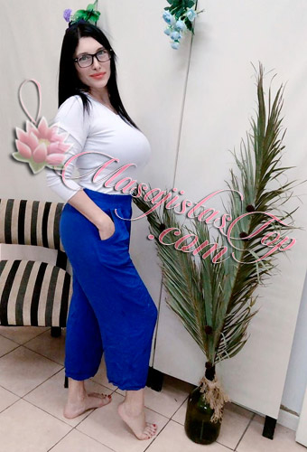 Carina Masajista en Microcentro. Soy profesional matriculada independiente. Estás agotado estresado física y mentalmente, yo puedo cambiar eso, mis sesiones te van a conducir a un bienestar total. Los realizó sobre camilla. Utilizo diversas técnicas, entre las que destaco relajantes, descontracturantes y sedativos, estimulando puntos claves que conectan con todo tu cuerpo. Mi servicio se enfoca en ofrecerte un maravilloso momento de tranquilidad. bienestar y muy buena energía, utilizo cremas neutras. No dejes para mañana el maravilloso masaje que puedes recibir hoy. Si quieres saber más de otras terapias envíame un mensaje y te cuento. Servicio de ducha, música relajante, seriedad y discreción. Reserva de turnos. Masajistas en Tribunales Caba Buenos Aires Argentina Masajes. Masajistas Top