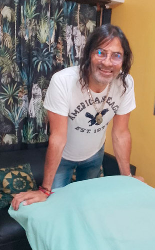 Gero Masajista Masculino Hombres Villa Devoto. Holístico naturista, es una técnica integral, adaptando a tus necesidades individuales. Te ayudará a relajar los músculos tensos, mejorar la circulación y reducir síntomas de burnout. Mis técnicas son manual de tejido profundo, de masaje descontracturante, relajante y deportivo con aceites. Un mix de masajes Tai, Shiatsu y Sueco. Te recibo en mi espacio particular y también atención en domicilios y hoteles de turismo. Servicio de ducha. Atención solo a hombres. Masajistas en Villa Devoto Caba Buenos Aires Argentina Masajes Masajistas Top