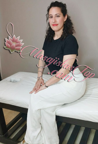 Lola Masajista en Nuñez. Técnicas relajantes, descontracturantes, deportivo, desbloqueo cervical y lumbar. Thai Massage, ayurveda. Atención con buena onda y empatía. Ambiente cálido e higiénico. Productos de excelente calidad. Sesiones en camilla o futón japonés. Servicio de ducha. Frigobar de cortesía. Cochera disponible. Sesiones de 45 minutos a 90 minutos. Sesiones Jet Lag. Reserva de turnos. Solo por Whatsapp. Masajista en Nuñez Buenos Aires Argentina Masajes Masajistas Top