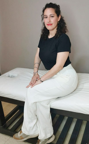 Lola Masajista en Nuñez. Técnicas relajantes, descontracturantes, deportivo, desbloqueo cervical y lumbar. Thai Massage, ayurveda. Atención con buena onda y empatía. Ambiente cálido e higiénico. Productos de excelente calidad. Sesiones en camilla o futón japonés. Servicio de ducha. Frigobar de cortesía. Cochera disponible. Sesiones de 45 minutos a 90 minutos. Sesiones Jet Lag. Reserva de turnos. Solo por Whatsapp. Masajista en Nuñez Buenos Aires Argentina Masajes Masajistas Top