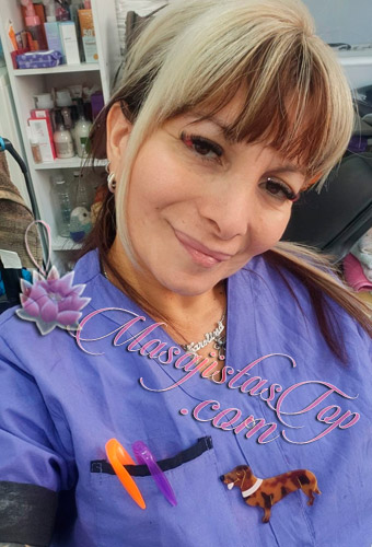 Carolina Masajista en Tribunales. Masajes relajantes y descontracturantes los cuales combinan suavidad, calidez y un toque de misterio. Cada sesión está pensada para reconectarte con tu cuerpo, sin prisa y sin juicios. Relájate. Respira. Siente. Servicio de ducha. Reserva de turnos. Masajista en Tribunales Caba Buenos Aires Argentina Masajes Masajistas Top