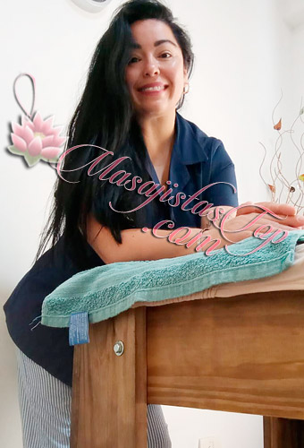 Marianela Masajista en Flores. Un refugio secreto para dejarse sentir y relajar al 100%. Te espero para una experiencia dónde el relax se mezcla con la calma interior. No solo es un masaje, es un recorrido lento, profundo y envolvente, que despierta la piel, la respiración y los sentidos. Contás con un ambiente privado, cálido y absolutamente discreto, pensado para que te relajes sin apuros. Higiene impecable y ducha incluida. Por qué tu momento se disfruta con calma. Turnos de 1 hora y 1/2 hora. Deja que tus tensiones se rindan, yo me encargo de lo demás. Atención a ambos sexos. Reserva de turnos. Masajistas en zona Flores Caba Buenos Aires Argentina Masajes Masajistas Top.