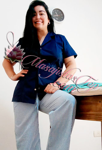 Marianela Masajista en Flores. Un refugio secreto para dejarse sentir y relajar al 100%. Te espero para una experiencia dónde el relax se mezcla con la calma interior. No solo es un masaje, es un recorrido lento, profundo y envolvente, que despierta la piel, la respiración y los sentidos. Contás con un ambiente privado, cálido y absolutamente discreto, pensado para que te relajes sin apuros. Higiene impecable y ducha incluida. Por qué tu momento se disfruta con calma. Turnos de 1 hora y 1/2 hora. Deja que tus tensiones se rindan, yo me encargo de lo demás. Atención a ambos sexos. Reserva de turnos. Masajistas en zona Flores Caba Buenos Aires Argentina Masajes Masajistas Top.