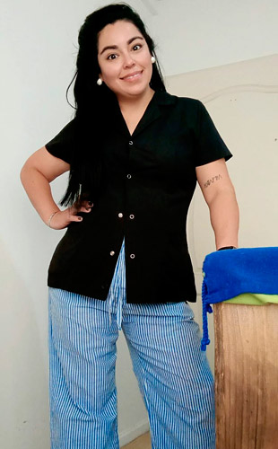 Marianela Masajista en Flores. Un refugio secreto para dejarse sentir y relajar al 100%. Te espero para una experiencia dónde el relax se mezcla con la calma interior. No solo es un masaje, es un recorrido lento, profundo y envolvente, que despierta la piel, la respiración y los sentidos. Contás con un ambiente privado, cálido y absolutamente discreto, pensado para que te relajes sin apuros. Higiene impecable y ducha incluida. Por qué tu momento se disfruta con calma. Turnos de 1 hora y 1/2 hora. Deja que tus tensiones se rindan, yo me encargo de lo demás. Atención a ambos sexos. Reserva de turnos. Masajistas en zona Flores Caba Buenos Aires Argentina Masajes Masajistas Top.