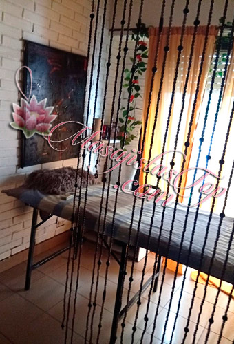 Melodi Masajista en Villa Pueyrredón. Técnicas terapéuticas, relajantes, descontracturantes, sedativos, capilar. Especialista en ciático, lumbar y cervical. Reflexología. Cromoterapia. Piedras calientes. Aparatología europea. Mapeo corporal. Con técnicas chinas.  Técnicas holísticas. Tailandés. Ruso. Kinesiología. Cambios energéticos. Desbloqueos. Apertura de Chakras. Elimino arrugas y línea de expresión con métodos no quirúrgicos, mascarilla china y láser para hombres y mujeres. Sistema masajeador vibrador único. En camilla o tatami. Atención ambos sexos. Servicio de ducha. Reserva de turnos.  Masajistas en Villa Pueyrredón Buenos Aires Argentina Masajes Masajistas Top