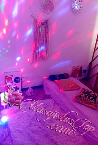 Melodi Masajista en Villa Pueyrredón. Técnicas terapéuticas, relajantes, descontracturantes, sedativos, capilar. Especialista en ciático, lumbar y cervical. Reflexología. Cromoterapia. Piedras calientes. Aparatología europea. Mapeo corporal. Con técnicas chinas.  Técnicas holísticas. Tailandés. Ruso. Kinesiología. Cambios energéticos. Desbloqueos. Apertura de Chakras. Elimino arrugas y línea de expresión con métodos no quirúrgicos, mascarilla china y láser para hombres y mujeres. Sistema masajeador vibrador único. En camilla o tatami. Atención ambos sexos. Servicio de ducha. Reserva de turnos.  Masajistas en Villa Pueyrredón Buenos Aires Argentina Masajes Masajistas Top