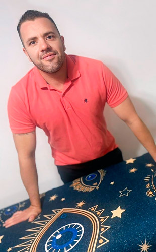 Brandon Masajista Masculino en Recoleta. Vení a disfrutar una experiencia de relajación profunda y conexión con tu cuerpo. Encontrarás los siguientes servicios: técnicas descontracturantes, relajantes y deportivas, donde podrás aliviar completamente el estrés y renovar tu energía. Cuento con consultorio propio para que estés más cómodo/a en un lugar climatizado con camilla y aceites aromáticos. Servicio de Ducha, música relajante, privacidad y comodidad absolutas. Brindo atención a domicilio y hoteles de turismo. Una sesión donde la técnica se encuentra en relación y la atención al cuerpo. Reserva una cita para tu sesión con anticipación. Masajistas Masculinos Hombres en Recoleta CABA Buenos Aires Argentina Masajes Masajistas Top