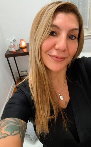 Debora Masajista en Belgrano. Te ofrezco un servicio de técnicas relajantes, descontracturantes y sedativos, en un espacio cálido y tranquilo, pensado para que puedas relajarte, desconectar de la rutina y conectar con tu momento de paz y bienestar. Servicio de ducha. Atención solo a hombres. Reserva de turnos. Masajista en Belgrano Caba Buenos Aires Argentina Masajes Masajistas Top