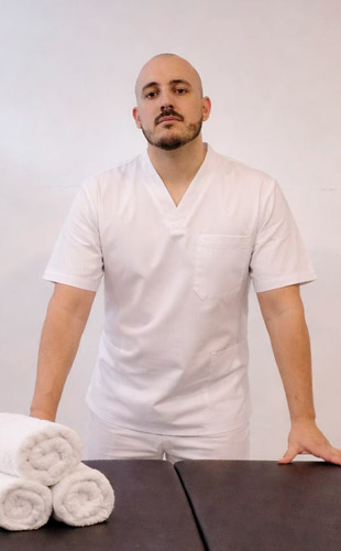 Diego Masajista Masculino en Recoleta. Ofrezco masajes personalizados, pensados para aliviar tensiones, relajar el cuerpo y mejorar el bienestar general. Técnica relajante. Ideal para desconectar del estrés diario, calmar la mente y lograr una profunda sensación de descanso y armonía. Descontracturante enfocado en aliviar contracturas, dolores musculares y tensiones acumuladas, especialmente en espalda, cuello y hombros. Técnica deportiva. Recomendado para personas activas o deportistas. Ayuda a preparar los músculos, mejorar la circulación y favorecer la recuperación muscular. Te recibo en mi consultorio y también atención en domicilios y hoteles de turismo. Regálate un momento para vos y sentí la diferencia. Servicio de ducha. Atención ambos sexos. Reserva de turnos. Masajistas Masculinos Hombres en Recoleta CABA Buenos Aires Argentina Masajes Masajistas Top