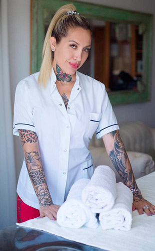 Hana Masajista en Recoleta. Masajes descontracturantes, relajantes, energizantes y sedativos en todo el cuerpo. Reflexología. Atención en mi consultorio con privacidad y protocolo de seguridad e higiene, también en domicilios y hoteles de turismo. Ambiente climatizado. Servicio de ducha. La sesión de mis masajes es sobre camilla. Atención ambos sexos. Reserva de turnos. Masajistas en Recoleta Caba Buenos Aires Argentina Masajes Masajistas Top