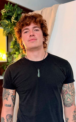 Johnny Masajista Masculino Hombres Almagro. Te invito a vivir una experiencia de relajación profunda y conexión corporal a través del tacto consciente. Ofrezco masajes descontracturantes y relajantes en un ambiente privado, cómodo y cuidadosamente preparado. Un espacio donde el estrés se disuelve, los sentidos se despiertan y el cuerpo encuentra alivio y bienestar. Ambiente climatizado e higiénico. Ducha disponible. Productos neutros. Atención ambos sexos. Reserva de turnos. Masajistas en Almagro Caba Buenos Aires Argentina Masajes Masajistas Top