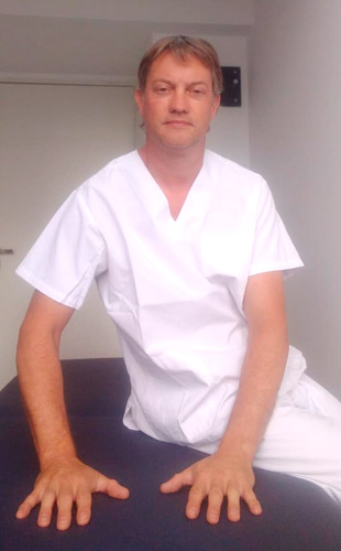 Lazaro J. Masajista Masculino en Tribunales. Técnicas de relajantes y descontracturantes, energizantes y sedativos. Te recibo en mi lugar propio, super reservado e higiénico. Trabajo sobre camilla, con ambiente climatizado y música relajante. También atención en domicilios y hoteles de turismo. Atención ambos sexos. servicio de ducha. Reserva de turnos. Masajistas Masculinos Hombres en Tribunales CABA Buenos Aires Argentina Masajes Masajistas Top