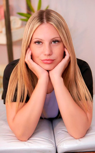 Vanina Masajista Masoterapeuta Certificada en Recoleta. Realizo técnicas relajantes, descontracturantes, sedativos. Masajes Tailandés. Californiano. Lomi-lomi. Tratamiento para el dolor, digitopuntura y digitopresión. Acupuntura. Auriculopuntura. Utilizo manos, muñecas, antebrazo, codos, pies y piernas con movimientos coordinados y sensoriales. Terapias alternativas y florales. Medicina tradicional China. Reiki. Te recibo en mi espacio ambientado para que disfrutes tu sesión con aromas suaves y sutiles y música acorde. También me puedo acercar a tu domicilio o a la habitación del hotel de turismo donde te hospedas. Atención en camilla o tatami. Servicio de ducha. Atención a ambos sexos. Reserva de turnos. Masajistas en Recoleta Caba Buenos Aires Argentina Masajes Masajistas Top