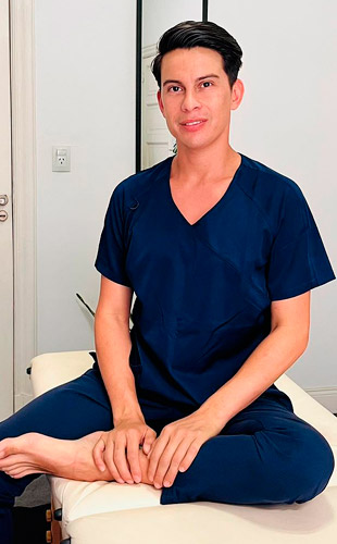 Federico Masajista Masculinos Hombres Microcentro. Masajes relajantes, descontracturantes, sedativos. Te invito a vivir una sesión única donde tu cuerpo entrará a un relax al 100%. Te recibo en mi espacio particular y también atención en domicilios y hoteles de turismo. Servicio de ducha. Atención solo hombres. Reserva de turnos. Masajistas en Microcentro Caba Buenos Aires Argentina Masajes Masajistas Top