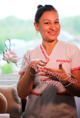 Lorena Masajista en Microcentro. Profesional especializada en terapias manuales personalizadas, enfocadas en liberar tensiones profundas, equilibrar la energía corporal y generar una experiencia real de bienestar. Cada sesión está diseñada de forma individual, combinando técnica, sensibilidad y presencia. Trabajo desde un enfoque consciente, priorizando el respeto, la conexión corporal y la relajación integral. Experiencias Disponibles: Descontracturante con Técnica de Punto Gatillo. Relajante Integral. Piedras Calientes. Reflexología. Drenaje Linfático Manual. Cráneo-Facial. Servicios Faciales Personalizados. Lomi Lomi (Hawaiano) Duración: 60 minutos Técnica corporal de origen hawaiano con movimientos largos, fluidos y envolventes que inducen una relajación profunda, liberan tensiones y armonizan cuerpo y mente. Atención a ambos sexos. Atención a domicilio y hoteles dentro de CABA. Reserva de turnos. Masajistas en Microcentro Caba Buenos Aires Argentina Masajes Masajistas Top