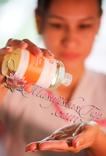 Lorena Masajista en Microcentro. Profesional especializada en terapias manuales personalizadas, enfocadas en liberar tensiones profundas, equilibrar la energía corporal y generar una experiencia real de bienestar. Cada sesión está diseñada de forma individual, combinando técnica, sensibilidad y presencia. Trabajo desde un enfoque consciente, priorizando el respeto, la conexión corporal y la relajación integral. Experiencias Disponibles: Descontracturante con Técnica de Punto Gatillo. Relajante Integral. Piedras Calientes. Reflexología. Drenaje Linfático Manual. Cráneo-Facial. Servicios Faciales Personalizados. Lomi Lomi (Hawaiano) Duración: 60 minutos Técnica corporal de origen hawaiano con movimientos largos, fluidos y envolventes que inducen una relajación profunda, liberan tensiones y armonizan cuerpo y mente. Atención a ambos sexos. Atención a domicilio y hoteles dentro de CABA. Reserva de turnos. Masajistas en Microcentro Caba Buenos Aires Argentina Masajes Masajistas Top