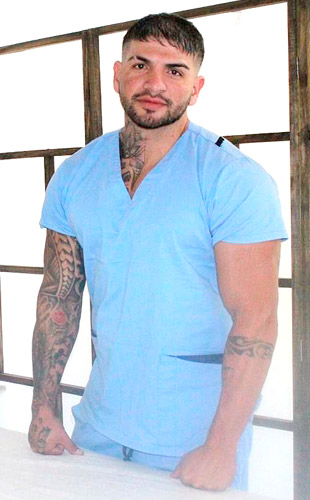 Martin Masajista Masculino en Pilar. Realizo técnicas relajantes y descontracturantes en camilla o tatami. Masaje 4 manos. Te recibo en mi espacio acondicionado y también atención en domicilio y hoteles de turismo. Servicios especiales. Atención ambos sexos. Servicio de ducha. Reserva de turnos. Masajistas Masculinos Hombres en Pilar Buenos Aires Argentina Masajes Masajistas Top