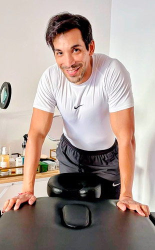 Pablo Masajista Profesional Masculino en Palermo. Masajes relajantes, descontracturantes y antiestrés. Ofrezco servicio de ducha con toallas limpias. Realizo servicios de estética: limpiezas de cutis, peeling, pedicuría. Servicio de ducha con toallas limpias. Domicilios y hoteles de turismo a coordinar. Atención ambos sexos. Reserva de turnos. Masajistas Masculinos Hombres en Palermo CABA Buenos Aires Argentina Masajes Masajistas Top